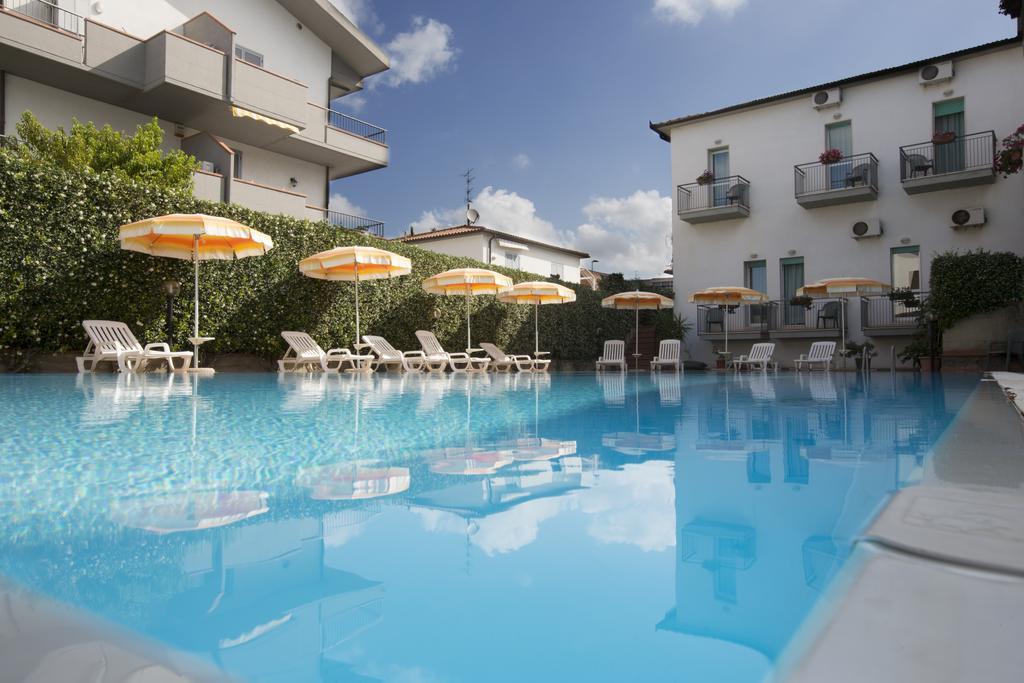 Hotel Rombino Фонтебланда Екстер'єр фото