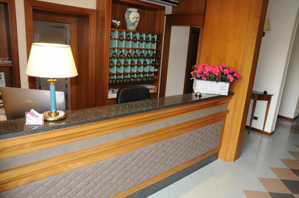Hotel Rombino Фонтебланда Екстер'єр фото