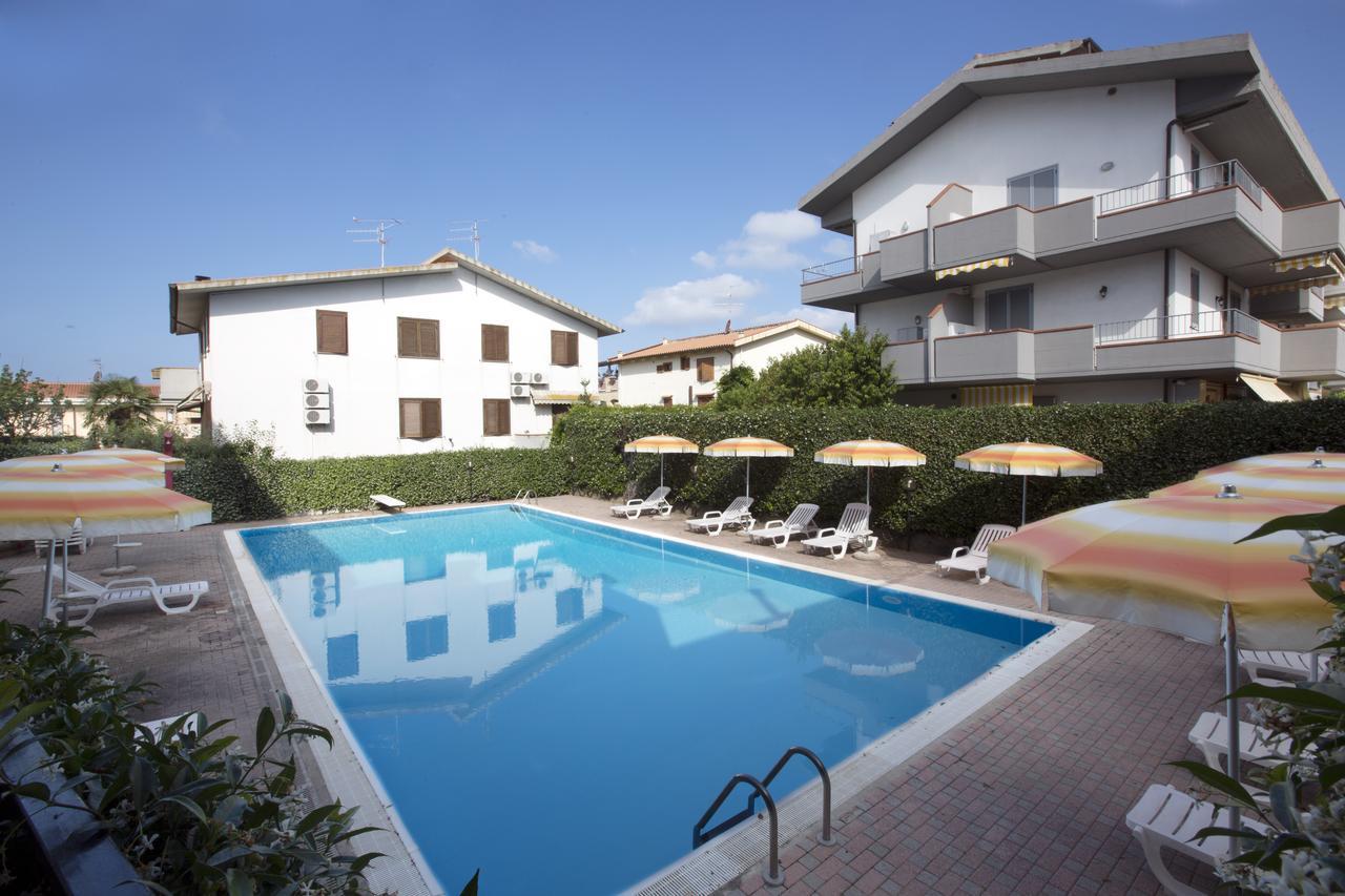 Hotel Rombino Фонтебланда Екстер'єр фото