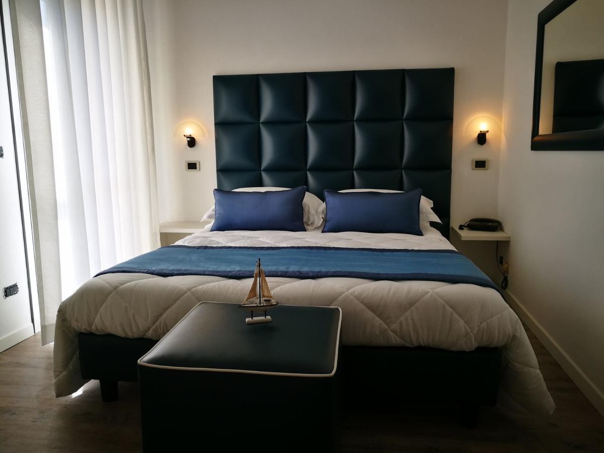 Hotel Rombino Фонтебланда Екстер'єр фото
