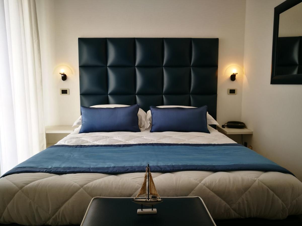 Hotel Rombino Фонтебланда Екстер'єр фото