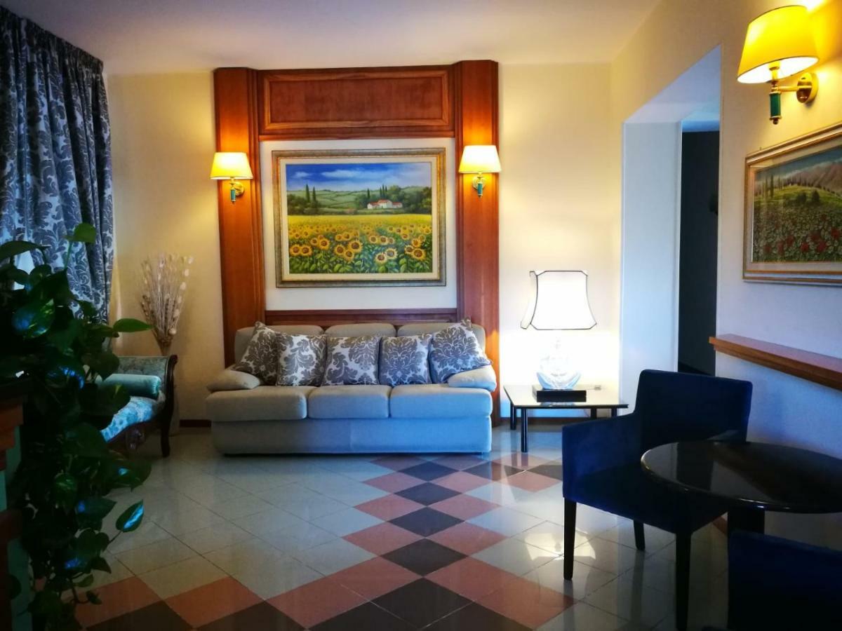 Hotel Rombino Фонтебланда Екстер'єр фото